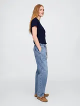Pantalón de jean celeste de corte recto, con cintura elastizada con cordón ajustable.