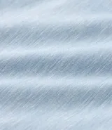 Bermuda de hombre en lino color gris claro, de corte recto, con textura discreta, bolsillos laterales y cierre frontal con botón y cremallera.