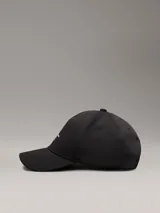 Gorra negra de sarga con forro de felpa cálida, cierre ajustable y logo de Calvin Klein en la parte delantera.