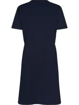 Vestido azul marino de algodón orgánico, corte recto, largo a la rodilla, cuello redondo, mangas cortas y cintura ajustable con cordón. Logo de Tommy Hilfiger bordado en el pecho y en la manga.