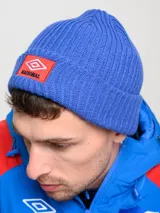 Gorro beanie color azul con logo de Nacional en la parte frontal.
