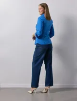 Camisa blanca de algodón marca Zac & Rachel, con cuello con solapa, abertura central con botones, delantera tableada y laterales elastizados.