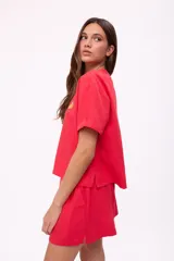 Remera color chocolate de corte holgado, con cuello redondo y mangas cortas con dobladillo. Estampado pequeño en el pecho con logo de frutas.