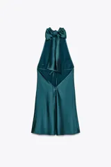 Vestido corto color verde esmeralda de satén con cuello halter y espalda descubierta con lazada.