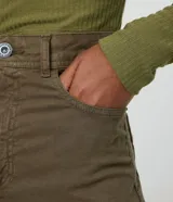 Short de sarga negro con cintura alta, bolsillos delanteros y traseros.