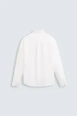 Camisa celeste a rayas verticales, de corte relaxed fit, confeccionada en lino y algodón. Tiene cuello abotonado, manga larga con puños abotonados, bolsillo de parche en el pecho y cierre frontal con botones.