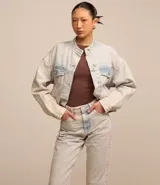 Pantalón de jean celeste, modelo mom, con lavado dirty, cintura con trabillas, cierre por botón y cremallera y bolsillos.