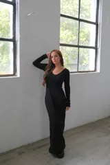 Vestido largo negro de viscosa, con escote en forma de V y mangas largas.