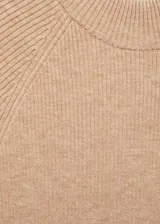 Vestido midi de punto fino color beige, con cuello Perkins, mangas cortas y diseño entallado.
