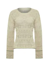 Sweater color crema de punto calado, con cuello redondo y mangas largas. Presenta detalles de crochet en cuello, puños y ruedo.