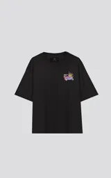 Remera negra de corte oversize con hombros caídos y cuello redondo. Estampado en la espalda con tres imágenes rectangulares apiladas y una ilustración de un sol con plantas de cannabis.