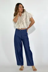 Pantalón de denim azul oscuro, de corte palazzo, con tiro alto y bolsillos laterales.