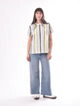 Remera celeste con estampado de hojas blancas.