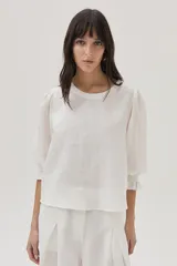 Blusa blanca de lino con mangas abullonadas de ramie.