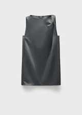 Vestido corto gris de tejido satinado con cuello redondo, diseño recto y detalle de nudo en el hombro.