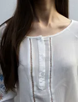 Blusa azul con escote redondo, mangas 3/4 con bordado floral y abertura central con botones. Marca Forgotten Grace.