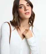 Cardigan blanco de viscosa con cuello en V, cierre frontal de botones y mangas largas.