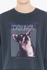 Sudadera corta negra de algodón con cuello redondo y mangas largas. Estampado frontal con el logo de la marca Bimba y Lola en color dorado.