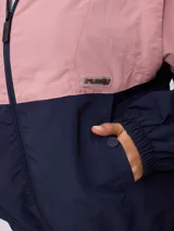 Campera negra tipo rompevientos de nylon con cierre frontal y bolsillos laterales.