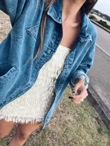 Mini vestido de tirantes, con textura de flecos en color blanco.
