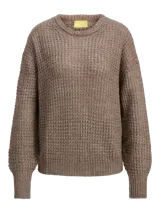 Sweater de punto color marrón con textura tipo waffle, cuello redondo y mangas largas.