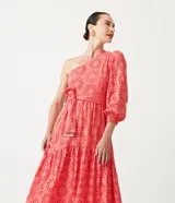 Vestido midi color salmón con bordado calado, de un hombro, manga larga abullonada y lazo en la cintura.