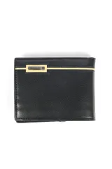 Billetera de hombre color negro confeccionada en cuero sintético (PU). Presenta un diseño clásico con una franja decorativa dorada y un aplique metálico rectangular en la parte frontal.