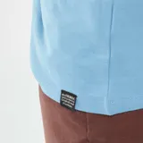 Remera celeste de corte recto y mangas cortas.