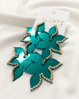 Caravanas de acrílico en forma de hojas, con detalles brillantes alrededor.