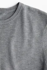 Remera gris de punto fino con cuello redondo y mangas cortas.