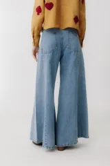Pantalón jean color borgoña, de corte wide leg y tiro alto.