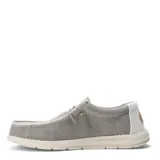 Zapatos tipo mocasín de tela color beige, con cordones elásticos y suela blanca.