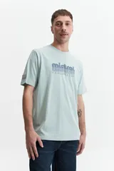 Remera azul marino de algodón con cuello redondo y logo estampado en el pecho.