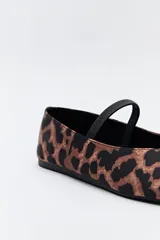 Balerina con estampado animal print, escote en V y tira elástica.
