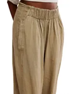 Pantalón color verde claro, amplio y de caída ligera con elástico en la cintura y largo hasta los tobillos.