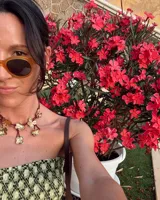 Collar corto con cordón de algodón color menta y flores de bronce.