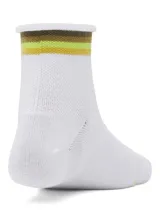 Pack de tres pares de medias Under Armour Essential para mujer, de corte tobillero, color blanco con detalles en rosa y celeste.