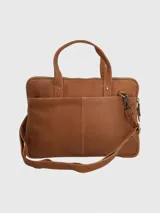 Maletín de cuero natural color marrón claro (tan) con forro interior de poliéster reciclado. Presenta un compartimento principal con cierre, bolsillo acolchado para laptop, bolsillo interior con cierre, y bolsillos exteriores con cierre en el frente y la espalda. Incluye correas ajustables y desmontables.