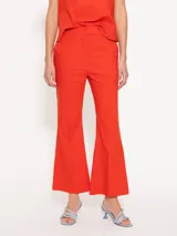 Pantalón negro de corte cropped y acampanado, confeccionado en tejido 4way.