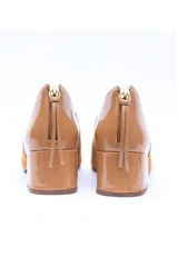 Zapato color camel de cuero Nobuck y Napa, con punta cuadrada, suela laqueada antideslizante, cierre trasero y taco forrado de 5 cm.