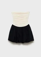 Vestido corto evasé, palabra de honor, con diseño drapeado y combinado en color crudo y negro. Falda globo con cierre de cremallera invisible lateral.