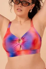 Soutien de baño sin aro con estampado multicolor, breteles regulables, nudo en la espalda y detalle de aro en el centro. Confeccionado con tela que contiene fibra LYCRA® XTRA LIFE™ y bolsillo interno para colocar copa removible o prótesis.