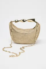 Bolso mini trenzado color dorado, con asa de mano metálica dorada y doble asa bandolera ajustable y extraíble. Tiene forro, bolsillo interior y cierre con cremallera.