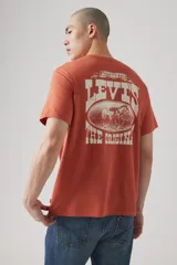 Remera de manga corta color ladrillo, corte relaxed fit, con estampa frontal del logo de Levi's en color blanco.