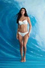 Coulotte de bikini negro, corte clásico y tiro bajo.