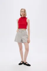 Top rojo de algodón con cuello alto, cierre frontal con cremallera y diseño sin mangas.