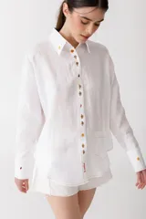 Camisa blanca de lino con botones de carey con forma de frutas, manga larga y bolsillo de parche en el pecho.