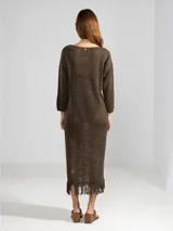 Vestido largo color crudo, tejido en punto abierto de algodón con lúrex y flecos en el ruedo.