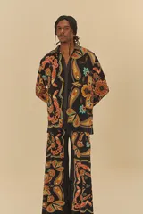 Pantalón de corte amplio con estampado de cachemir en tonos naranja, marrón y celeste sobre fondo negro. Presenta cintura elástica con cordón ajustable.