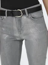 Pantalón jean skinny color gris metalizado, con cierre de cremallera y trabillas para cinturón.